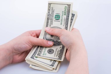 Amerikan Doları banknot beyaz arka plan üzerinde tutan eller