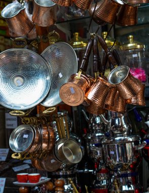  Geleneksel şekilde metalden yapılmış Türk kahve demlikleri