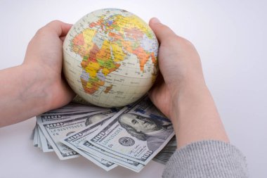 Amerikan Doları bankn kenarında bir model küre tutan el