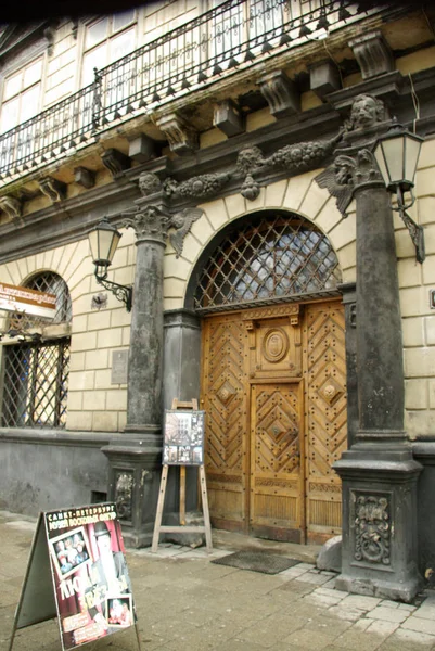Porta de madeira estilo antigo de um edifício antigo — Fotografia de Stock