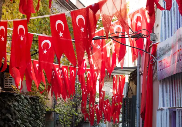Sokakta bir ip üzerinde Türk bayrağı asmak — Stok fotoğraf