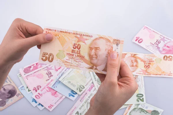 Turksh Lirası banknot elinde tutan el