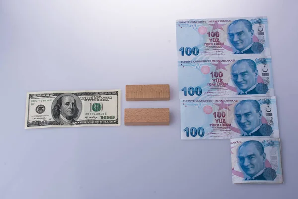 Billetes en dólares americanos y billetes Turksh Lira uno al lado del otro —  Fotos de Stock