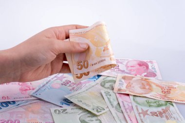 Turksh Lirası banknot elinde tutan el
