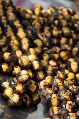 Satılık sıcak bir ateşte kavrulmuş organik kahverengi kestane