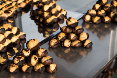 Satılık sıcak bir ateşte kavrulmuş organik kahverengi kestane