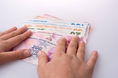 Turksh Lirası banknot elinde tutan el