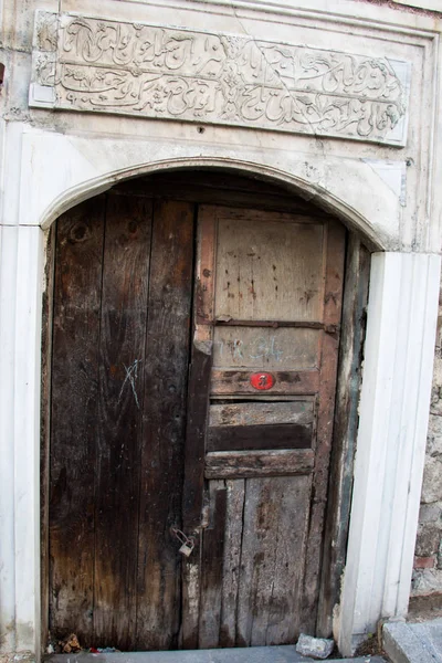 Porte en bois de style ancien d'un vieux bâtiment — Photo