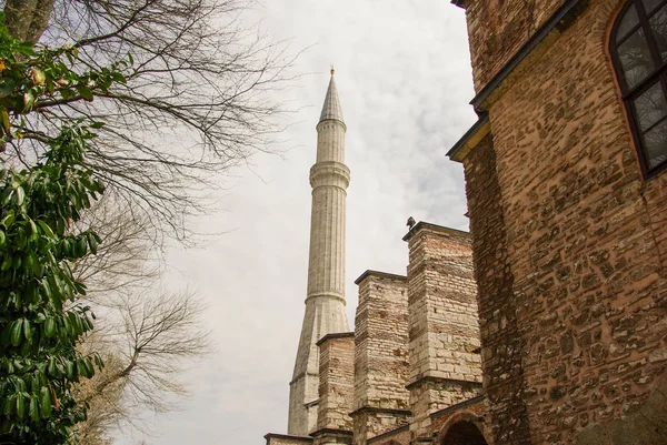 Minaret des mosquées ottomanes en vue — Photo