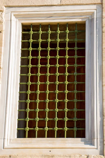 Staré okno architektury z doby osmanské — Stock fotografie