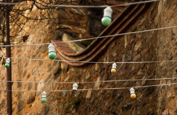 Glühbirnen hängen an einem festen Ort — Stockfoto