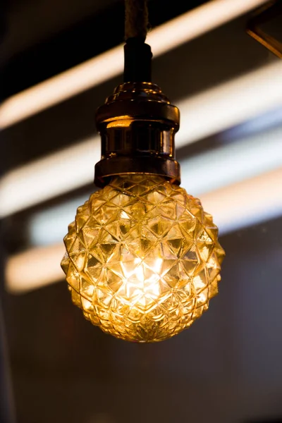 Glühbirnen hängen an einem festen Ort — Stockfoto