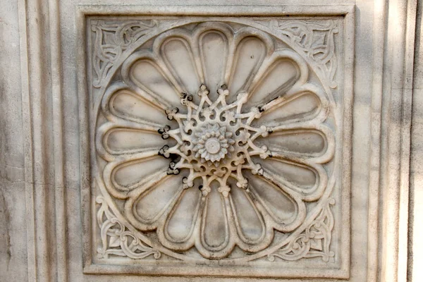 Exemple de motifs d'art ottoman appliqués sur pierre — Photo