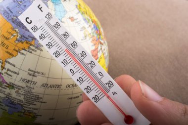 El bir termometre model küre üzerinde yerleştirme 