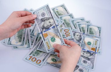 Amerikan Doları banknot beyaz arka plan üzerinde tutan eller