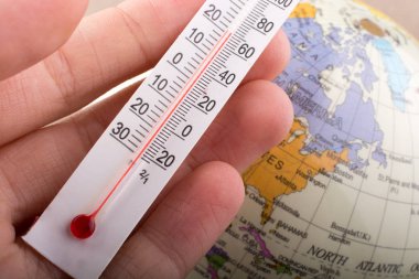 El bir termometre model küre üzerinde yerleştirme 