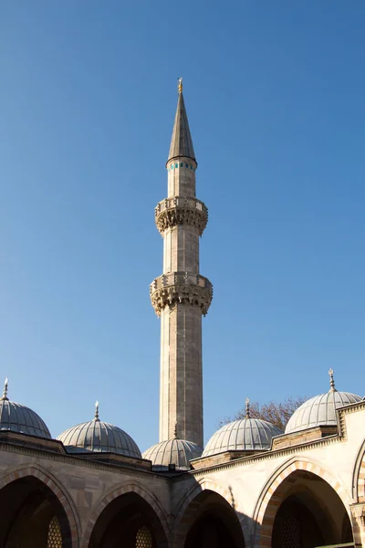 Minarete de Mesquitas Otomanas em vista — Fotografia de Stock