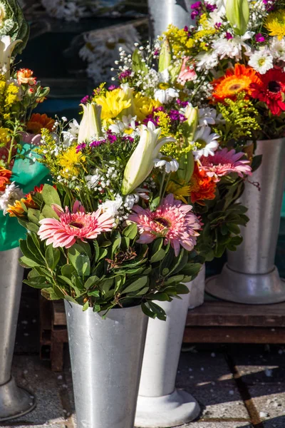 Blomkruka med vackra blommor i det — Stockfoto