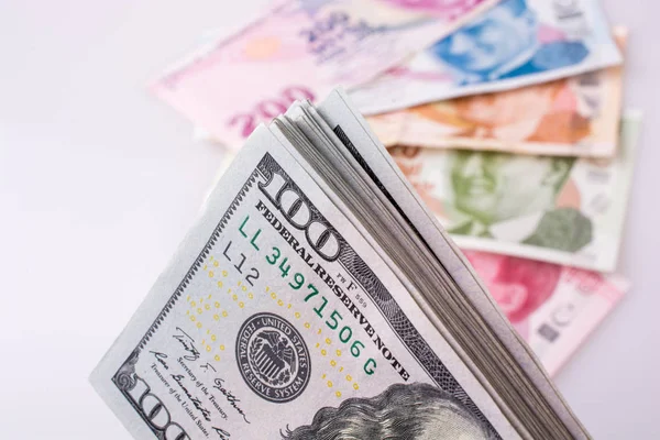美国美元纸币和 Turksh 里拉钞票肩并肩 — 图库照片