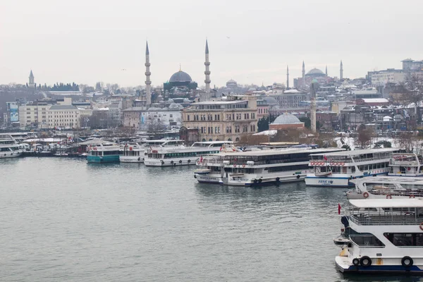 Mesquita de estilo e tempo otomano em Istambul — Fotografia de Stock