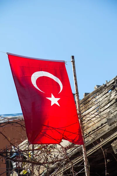Bandiera nazionale turca appendere su un palo — Foto Stock