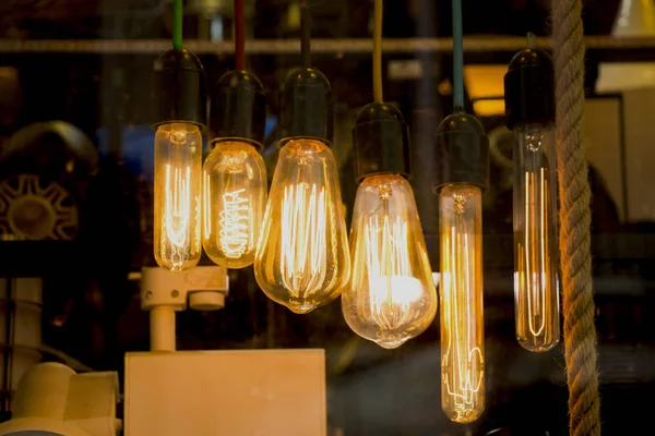 Декоративные антикварные лампы накаливания в стиле Эдисона — стоковое фото