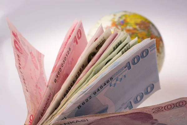Billetes turcos de Lira al lado de un globo modelo — Foto de Stock