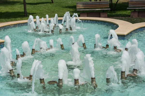 Die Fontänen sprudeln sprudelndes Wasser in einem poo — Stockfoto