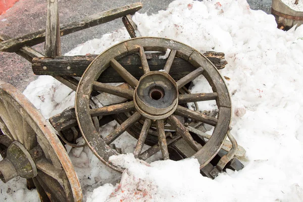 Velha roda de vagão tradicional feita de madeira — Fotografia de Stock
