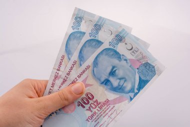 100 Turksh Lirası banknot elinde tutan el