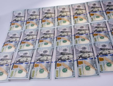  Beyaz zemin üzerine yerleştirilmiş Amerikan 100 dolarlık banknotlar