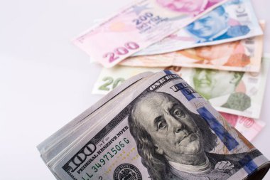 Amerikan Doları banknot ve Turksh Lirası banknot yan yana