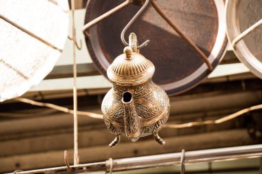  Türk çay potu, geleneksel bir tarzda metalden yapılmış