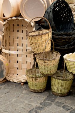 Satılık bir pazar yeri boş hasır sepetleri