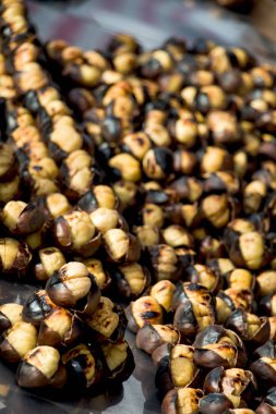 Satılık sıcak bir ateşte kavrulmuş organik kahverengi kestane