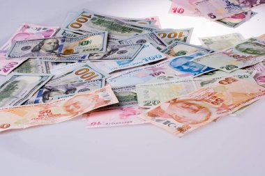 Amerikan Doları banknot ve Turksh Lirası banknot yan yana