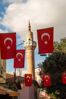 Bir ip ile bir minare sokakta Türk ulusal bayrak dayan