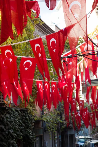 Bandiera nazionale turca appesa su una corda in strada — Foto Stock