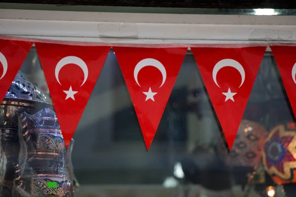 Трикутник у формі Турецька національні прапори прикріплені до мотузки — стокове фото