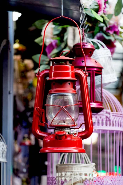 Oude retro stijl lantaarn gemaakt van metaal — Stockfoto