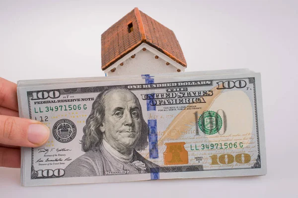 Billetes Dólares Americanos Lado Casa Modelo Sobre Fondo Blanco — Foto de Stock