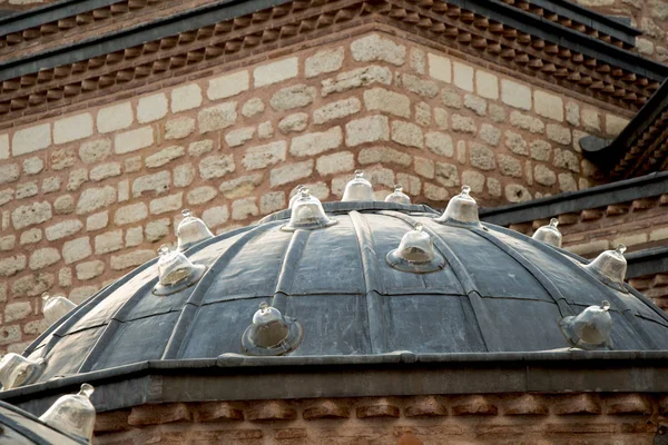 Veduta esterna della cupola nell'architettura ottomana in Turchia — Foto Stock