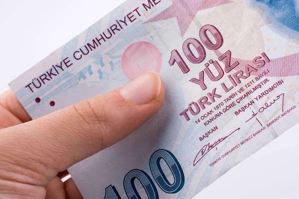 Hand som håller 100 Turksh Lira sedlar i hand — Stockfoto