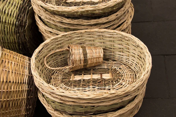 Keranjang Wicker kosong untuk dijual di tempat pasar — Stok Foto