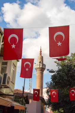 Bir ip ile bir minare sokakta Türk ulusal bayrak dayan