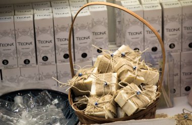 Barlar el topluluğu organik sabun bir sepet içinde yapılır.