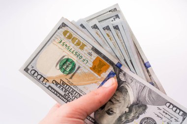 Amerikan Doları banknot beyaz arka plan üzerinde tutan eller