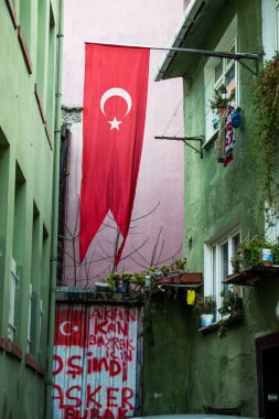 Türk ulusal bayrağı direğe asılı 