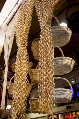 Satılık bir pazar yeri boş hasır sepetleri