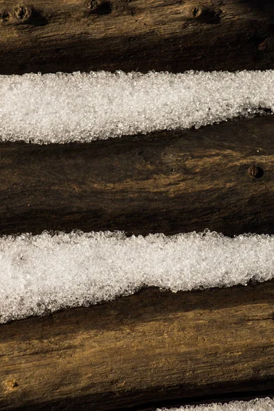Snow winter achtergrond met sneeuw op hout — Stockfoto